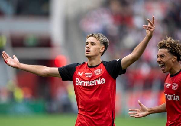 Kerim Alajbegovic Bayer 04 Leverkusen, 10 with the equalizer to 4 4 Cheers with his teammates 18 05 2025, Bayer Leverkusen 1 FC Köln, GER, Leverkusen, BayArena, Saison 24 25, DFB U19 Nachwuchsliga Finale DFL regulations prohibit any use of photographs as image sequences and or quasi video Copyright: HMBxMedia xMarcoxBader