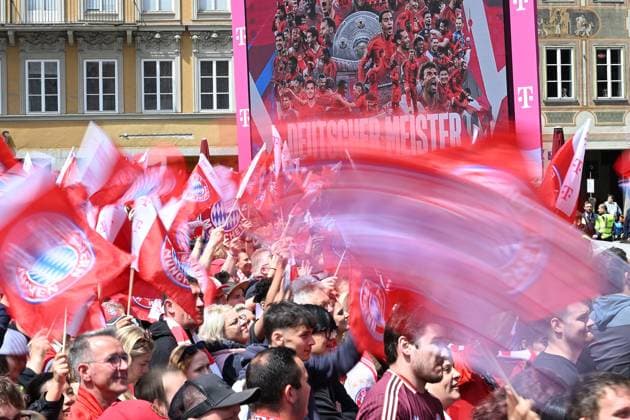 Crowded Marienplatz with fans, football fans football Bundesliga women and men double celebration FC Bayern Muenchen, championship celebration on the town hall balcony on the Marienplatz in Munich on 18 05 2025 Football 1 Bundesliga season 2024 2025, 34 matchday,