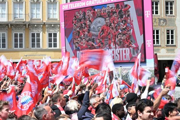 Crowded Marienplatz with fans, football fans football Bundesliga women and men double celebration FC Bayern Muenchen, championship celebration on the town hall balcony on the Marienplatz in Munich on 18 05 2025 Football 1 Bundesliga season 2024 2025, 34 matchday,