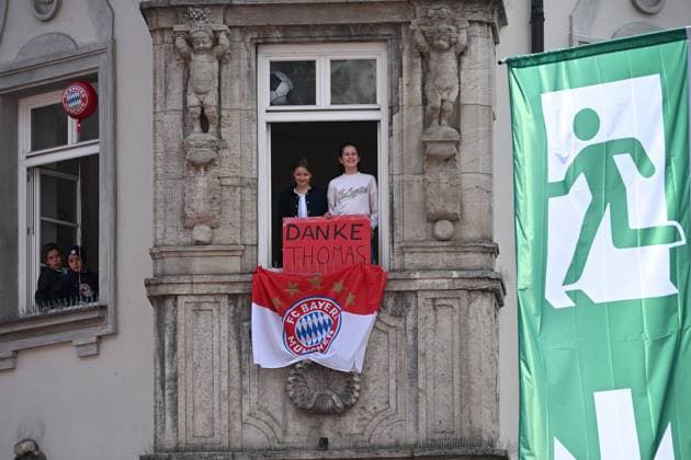 Thomas MUELLER Fans, Soccer Bundesliga women and men double celebration FC Bayern Muenchen, championship celebration on the town hall balcony on Marienplatz in Munich on 18 05 2025 Soccer 1 Bundesliga season 2024 2025, 34 matchday,