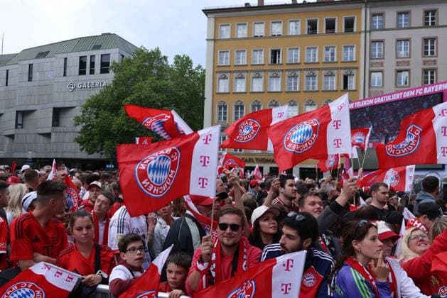 FC Bayern Munich championship celebration on 18 05 2025 on the Rathausbalkon on Marienplatz in Munich FC Bayern Munich fans wait for their team on Marienplatz xMSx