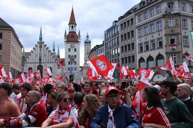 FC Bayern Munich championship celebration on 18 05 2025 on the Rathausbalkon on Marienplatz in Munich FC Bayern Munich fans wait for their team on Marienplatz xMSx