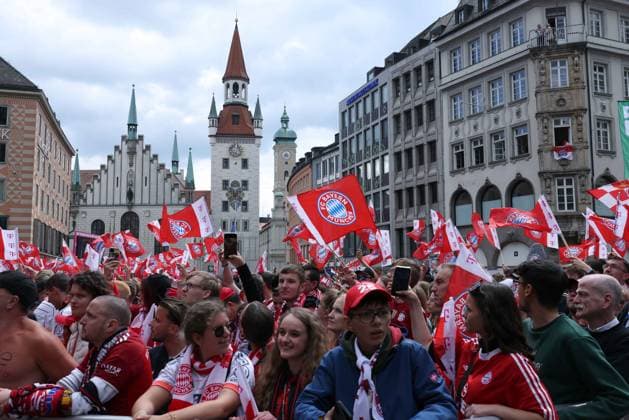 FC Bayern Munich championship celebration on 18 05 2025 on the Rathausbalkon on Marienplatz in Munich FC Bayern Munich fans wait for their team on Marienplatz xMSx