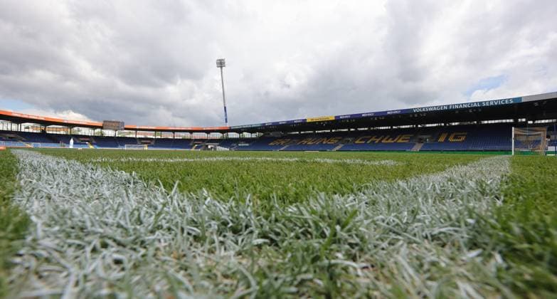 18 05 2025 Soccer Season 2024 2025 2 Soccer Bundesliga 34 Matchday Eintracht Braunschweig BTSV EBS 1 FC Nürnberg FCN Club Sportfoto Zink DaMa xdaxmax DFL regulations prohibit any use of photographs as image sequences and or quasi video only for editorial use Symbolbild Symbolfoto Feature Impression Stadionbild Stadionpanorama Panorama Eintracht Stadion Braunschweig
