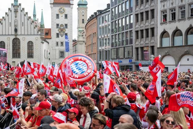 the fans of FC Bayern Muenchen pass on the inflated championship trophy, Meisterfeier, Rathausbalkon, FC Bayern Muenchen und FC Bayern Frauen, Fussball, 18 05 2025 DFB regulations prohibit any use of photographs as image sequences and or quasi video Muenchen Bayern Germany Copyright: xkolbert-press UlrichxGamelx