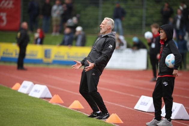 180525 Greifswald Mecklenburg-Vorpommern Sport Football Hallescher FC Halle HFC Regionalliga Nordost 4 Liga Men Season 2024 2025 34 last matchday Greifswalder FC Hallescher FC Mark Zimmermann Coach Hallescher FC