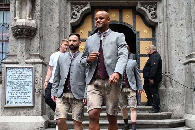 Coach Vincent KOMPANY Bayern Muenchen in traditional costume, lederhosen Football Bundesliga women and men double celebration FC Bayern Muenchen, championship celebration on the Rathausbalkon on Marienplatz in Munich on 18 05 2025 Football 1 Bundesliga season 2024 2025, 34 matchday,
