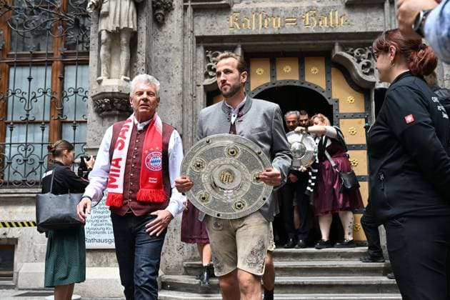 Mayor Dieter REITER,Harry KANE Bayern Muenchen with bowl and in traditional costume,lederhosen Football Bundesliga of the women and the men double celebration FC Bayern Muenchen,championship celebration on the town hall balcony on the Marienplatz in Munich on 18 05 2025 Football 1 Bundesliga season 2024 2025, 34 matchday,