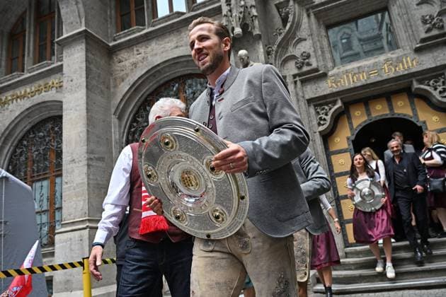 Mayor Dieter REITER,Harry KANE Bayern Muenchen with bowl and in traditional costume,lederhosen Football Bundesliga of the women and the men double celebration FC Bayern Muenchen,championship celebration on the town hall balcony on the Marienplatz in Munich on 18 05 2025 Football 1 Bundesliga season 2024 2025, 34 matchday,