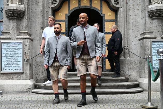 Coach Vincent KOMPANY Bayern Muenchen in traditional costume, lederhosen Football Bundesliga women and men double celebration FC Bayern Muenchen, championship celebration on the Rathausbalkon on Marienplatz in Munich on 18 05 2025 Football 1 Bundesliga season 2024 2025, 34 matchday,
