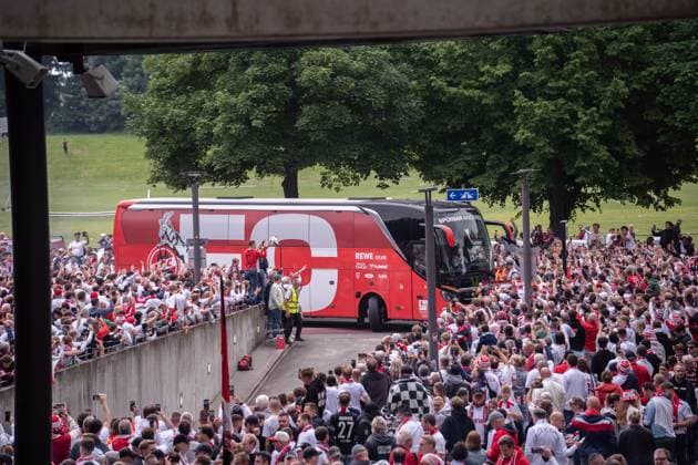 GER, 2 FBL, 1 FC Köln Koel vs 1 FC Kaiserslautern 18 05 2025, RheinEnergieStadion, Köln, GER, 2 FBL, 1 FC Köln Koel vs 1 FC Kaiserslautern in the picture Bus arrival from 1 FC Köln Koeln before the match against 1 FC Kaiserslautern nordphotoxGmbHxx xChristianxSchulze nph000300