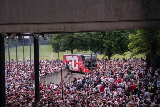 GER, 2 FBL, 1 FC Köln Koel vs 1 FC Kaiserslautern 18 05 2025, RheinEnergieStadion, Köln, GER, 2 FBL, 1 FC Köln Koel vs 1 FC Kaiserslautern in the picture Bus arrival from 1 FC Köln Koeln before the match against 1 FC Kaiserslautern, fans welcoming the team nordphotoxGmbHxx xChristianxSchulze nph000300
