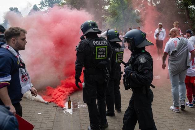 18 05 2025, Soccer 2 Bundesliga, Season 2024 2025, Matchday 34, 1 FC Koeln 1 FC Kaiserslautern at RheinEnergieStadion in Koeln Police forces remove smoke bombs Important note According to the regulations of the DFL German Football League and the DFB German Football Association, it is prohibited to use or have used photographs taken in the stadium and or of the match in the form of sequential images and or video-like photo series Photo Kirchner Media Thomas Haesler Copyright: xKirchner-Media ThomasxHaeslerx