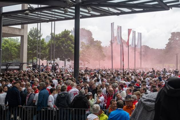 18 05 2025, Football 2 Bundesliga, Season 2024 2025, Matchday 34, 1 FC Koeln 1 FC Kaiserslautern at RheinEnergieStadion in Koeln The FC fans get in the mood Important note According to the regulations of the DFL German Football League or the DFB German Football Association, it is prohibited to use or have used photographs taken in the stadium and or of the match in the form of sequential images and or video-like photo series Photo Kirchner Media Thomas Haesler Copyright: xKirchner-Media ThomasxHaeslerx