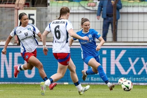 from left Melina Krüger Hamburger SV, 9 , Annaleen Böhler Hamburger SV, 6 and Ayleen Seyen SV Meppen, 13 in duel, duel, dynamics, action, action, game scene, THE DFB REGULATIONS PROHIBIT ANY USE OF PHOTOGRAPHS AS IMAGE SEQUENCES AND OR QUASI VIDEO , 18 05 2025, Meppen Germany , Football, 2 Womens Bundesliga, SV Meppen Hamburger SV xobx