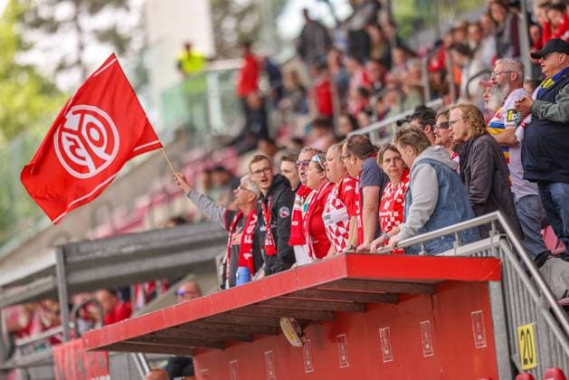 GER, Mainz, FSV Mainz 05 vs 1 FC Saarbrücken, Regionalliga, Fußball, DFB, Spielzeit 2024 2025, Bruchwegstadion, 21 Spieltag, im Bild Fans von den Frauen von FSV Mainz 05 DFB DFL REGULATIONS PROHIBIT ANY USE OF PHOTOGRAPHS AS IMAGE SEQUENCES AND OR QUASI VIDEO, 17 05 2025, Copyright: HMBxMedia HendrikxHamelau