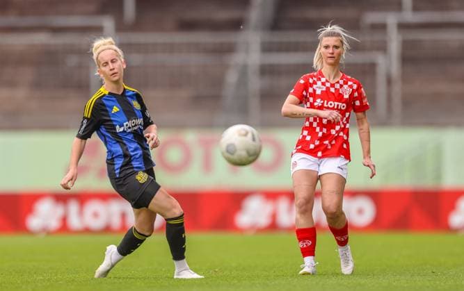 GER, Mainz, FSV Mainz 05 vs 1 FC Saarbrücken, Regionalliga, Fußball, DFB, Spielzeit 2024 2025, Bruchwegstadion, 21 Spieltag, im Bild v l Larissa Theil FC Saarbrücken 10 , Laura Schmahl FSV Mainz 05 20 DFB DFL REGULATIONS PROHIBIT ANY USE OF PHOTOGRAPHS AS IMAGE SEQUENCES AND OR QUASI VIDEO, 17 05 2025, Copyright: HMBxMedia HendrikxHamelau