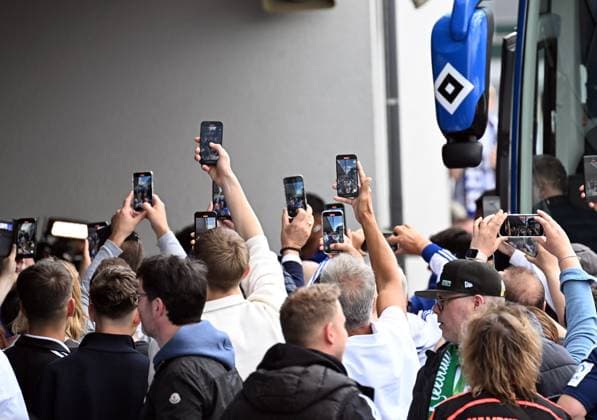 18 05 2025, xjhx, Fussball 2 Bundesliga, Spvgg Greuther Fuerth Hamburger SV v l Handys filmen die ankunft der HSV Spieler DFL DFB REGULATIONS PROHIBIT ANY USE OF PHOTOGRAPHS as IMAGE SEQUENCES and or QUASI VIDEO Fuerth