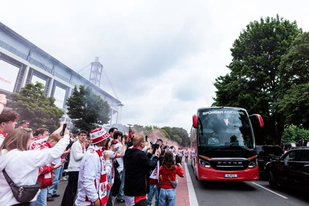 2.? ?Fußball Bundesliga, 1. FC Köln - 1. FC Kaiserslautern, 18.05.2025 Busankunft 1. FC Köln vor dem Stadion 2. Fußball Bundesliga, 1. FC Köln - 1. FC Kaiserslautern, Köln, RheinEnergiestadion am 18.05.2025 DFL REGULATIONS PROHIBIT ANY USE OF PHOTOGRAPHS AS IMAGE SEQUENCES AND OR QUASI-VIDEO. Copyright: xBEAUTIFULxSPORTS Wunderlx