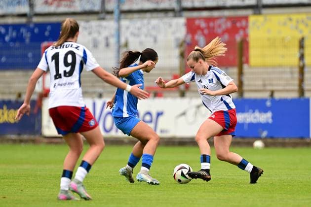 Soccer I Women I Season 2024 2025 I 2 Bundesliga I 26 Matchday I SV Meppen Hamburger SV I 18 05 2025 Victoria Schulz 19, Hamburger SV Marie Bleil 7, SV Meppen 1912 e V Svea Stoldt 8, Hamburger SV Meppen Hänsch Arena Niedersachsen Germany Copyright: xLobeca FelixxSchlikisx