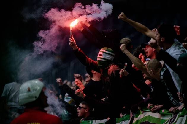 Sport Themen der Woche KW20 Sport Bilder des Tages 250518 Hammarbys supportrar med bengal under fotbollsmatchen i Allsvenskan mellan AIK och Hammarby den 18 maj 2025 i Stockholm. *** 250518 Hammarby supporters with a Bengal during the football match in Allsvenskan between AIK and Hammarby on May 18, 2025 in Stockholm  Copyright: JONATHANxNÄCKSTRAND BB250518JN020