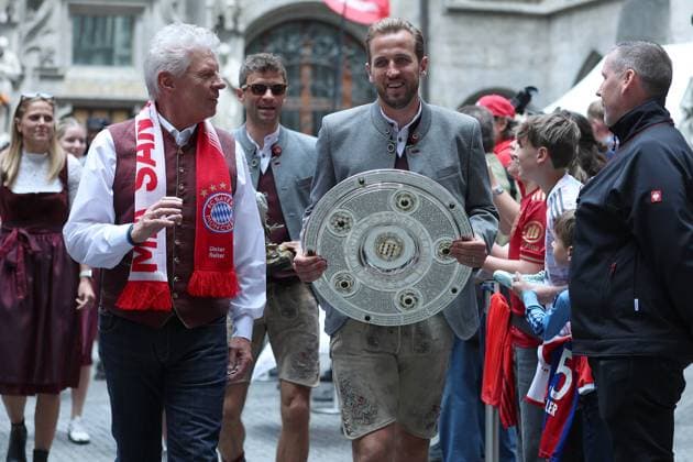 Champion celebration FC Bayern Munich on 18 05 2025 on the town hall balcony at Marienplatz in Munich Dieter Reiter Lord Mayor Munich , left Harry Kane Munich , right with the championship trophy xMSx