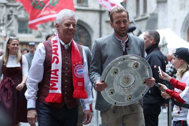 Champion celebration FC Bayern Munich on 18 05 2025 on the town hall balcony at Marienplatz in Munich Dieter Reiter Lord Mayor Munich , left Harry Kane Munich , right with the championship trophy xMSx