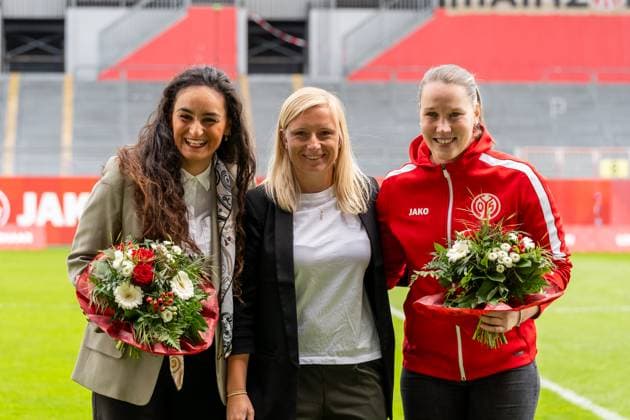 Farewell before the match, f l Ebru Uzungueney 1 FSV Mainz 05, 28 , Nadine Kress 1 FSV Mainz 05, sporting director , Anna Friedrichowitz 1 FSV Mainz 05, 19 , GER, 1 FSV Mainz 05 vs 1 FC Saarbruecken, Frauen Regionalliga Suedwest, 21 Spieltag, Season 2024 2025, 18 05 2025, DFB DFL REGULATIONS PROHIBIT ANY USE OF PHOTOGRAPHS AS IMAGE SEQUENCES AND OR QUASI VIDEO, GER, 1 FSV Mainz 05 vs 1 FC Saarbruecken, Womens Regionalliga Suedwest, 21 Matchday, Season 2024 2025, 18 05 2025, Mainz Copyright: xEibner-Pressefoto Jan-NiclasxGrox EP_JGG