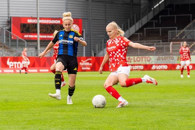 Match scene, duel, f l Larissa Theil 1 FC Saarbruecken, 10 , Melina Mehler 1 FSV Mainz 05, 16 , GER, 1 FSV Mainz 05 vs 1 FC Saarbruecken, Frauen Regionalliga Suedwest, 21 Matchday, Season 2024 2025, 18 05 2025, DFB DFL REGULATIONS PROHIBIT ANY USE OF PHOTOGRAPHS AS IMAGE SEQUENCES AND OR QUASI VIDEO, GER, 1 FSV Mainz 05 vs 1 FC Saarbruecken, Frauen Regionalliga Suedwest, 21 Spieltag, Saison 2024 2025, 18 05 2025, Mainz Copyright: xEibner-Pressefoto Jan-NiclasxGrox EP_JGG