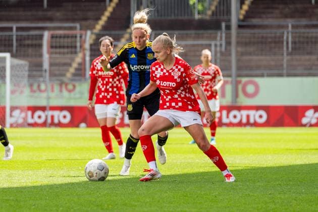 Match scene, duel, f l Larissa Theil 1 FC Saarbruecken, 10 , Melina Mehler 1 FSV Mainz 05, 16 , GER, 1 FSV Mainz 05 vs 1 FC Saarbruecken, Frauen Regionalliga Suedwest, 21 Matchday, Season 2024 2025, 18 05 2025, DFB DFL REGULATIONS PROHIBIT ANY USE OF PHOTOGRAPHS AS IMAGE SEQUENCES AND OR QUASI VIDEO, GER, 1 FSV Mainz 05 vs 1 FC Saarbruecken, Frauen Regionalliga Suedwest, 21 Spieltag, Saison 2024 2025, 18 05 2025, Mainz Copyright: xEibner-Pressefoto Jan-NiclasxGrox EP_JGG