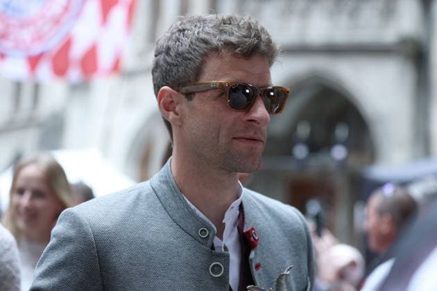 Champion celebration FC Bayern Munich on 18 05 2025 on the town hall balcony at Marienplatz in Munich Thomas Müller Munich with sunglasses xMSx