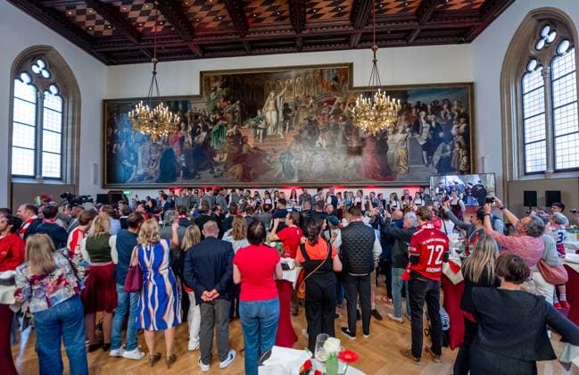 Grand reception for the two teams on stage in the boardroom Reception and championship ceremony for FC Bayern Munich men and women, football, Bundesliga, 2024 2025 season, 18 05 2025 Reception and championship ceremony for FC Bayern Munich men and women, football, Bundesliga, 2024 2025 season, 18 05 2025 Munich Copyright: xEibner-Pressefoto FranzxFeinerx EP_HFR