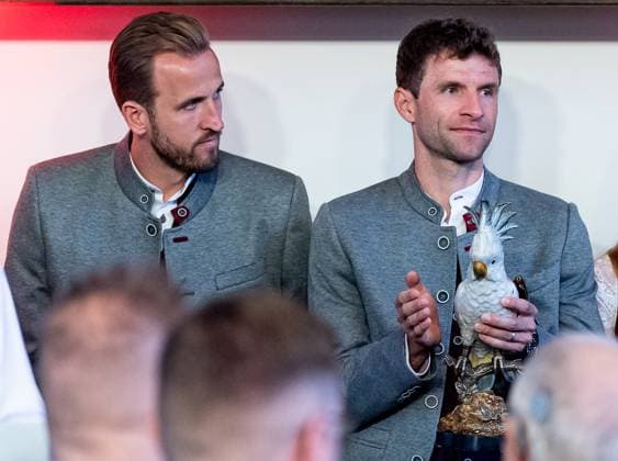 Harry Kane FC Bayern Muenchen, 9 with a view of the somewhat wistful-looking Thomas Mueller FC Bayern Muenchen, 25 with the well-known cockatoo on the stage in the boardroom Reception and championship ceremony FC Bayern Muenchen men and women, football, Bundesliga, 2024 2025 season, 18 05 2025 Reception and championship ceremony FC Bayern Muenchen men and women, football, Bundesliga, 2024 2025 season, 18 05 2025 Muenchen Copyright: xEibner-Pressefoto FranzxFeinerx EP_HFR