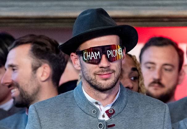 Leon Goretzka FC Bayern Muenchen, 8 with matching glasses on stage in the meeting room Reception and championship ceremony FC Bayern Muenchen men and women, football, Bundesliga, 2024 2025 season, 18 05 2025 Reception and championship ceremony FC Bayern Muenchen men and women, football, Bundesliga, 2024 2025 season, 18 05 2025 Muenchen Copyright: xEibner-Pressefoto FranzxFeinerx EP_HFR