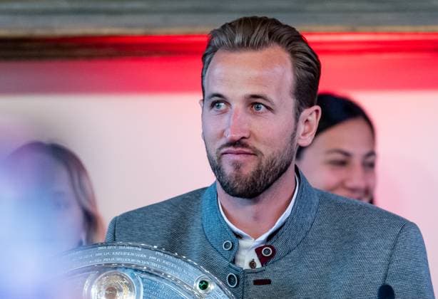 Harry Kane FC Bayern Muenchen, 9 with championship trophy on the stage in the conference room Reception and championship ceremony FC Bayern Muenchen men and women, football, Bundesliga, 2024 2025 season, 18 05 2025 Reception and championship ceremony FC Bayern Muenchen men and women, football, Bundesliga, 2024 2025 season, 18 05 2025 Muenchen Copyright: xEibner-Pressefoto FranzxFeinerx EP_HFR