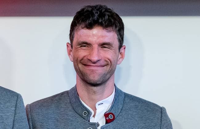 Thomas Mueller FC Bayern Muenchen, 25 grinning mischievously on the stage in the conference room Reception and championship ceremony FC Bayern Muenchen men and women, football, Bundesliga, 2024 2025 season, 18 05 2025 Reception and championship ceremony FC Bayern Muenchen men and women, football, Bundesliga, 2024 2025 season, 18 05 2025 Muenchen Copyright: xEibner-Pressefoto FranzxFeinerx EP_HFR
