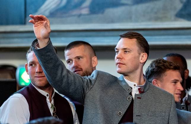 Manuel Neuer Goalkeeper, FC Bayern Muenchen, 1 waving on the stage in the meeting room Reception and championship ceremony FC Bayern Muenchen men and women, football, Bundesliga, 2024 2025 season, 18 05 2025 Reception and championship ceremony FC Bayern Muenchen men and women, football, Bundesliga, 2024 2025 season, 18 05 2025 Muenchen Copyright: xEibner-Pressefoto FranzxFeinerx EP_HFR