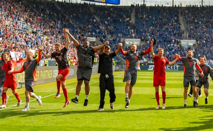 17 05 2025, Soccer 1 Bundesliga 2024 2025, Matchday 34, TSG 1899 Hoffenheim FC Bayern Munich, In the Pre Zero Arena Sinsheim final celebration of Bayern after the match Joshua Kimmich FC Bayern Munich , Thomas Müller FC Bayern Munich , Coach Vincent Kompany FC Bayern Munich , Leon Goretzka FC Bayern Munich