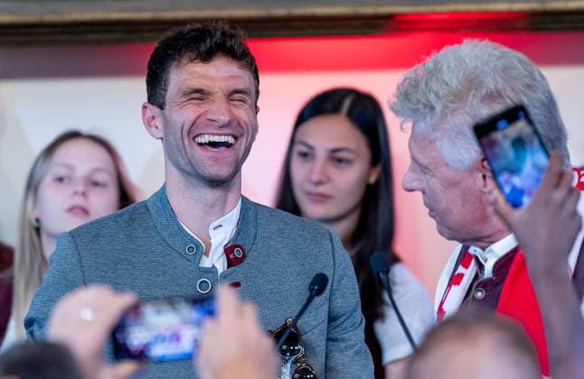Thomas Mueller FC Bayern Muenchen, 25 laughing with Dieter Reiter Lord Mayor of the City of Munich on stage in the conference room Reception and championship ceremony FC Bayern Muenchen men and women, football, Bundesliga, 2024 2025 season, 18 05 2025 Reception and championship ceremony FC Bayern Muenchen men and women, football, Bundesliga, 2024 2025 season, 18 05 2025 Muenchen Copyright: xEibner-Pressefoto FranzxFeinerx EP_HFR