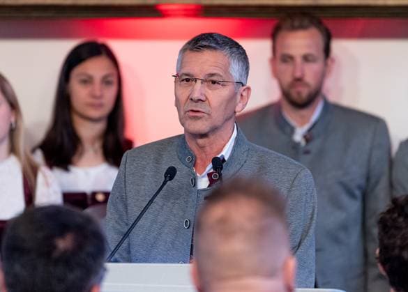 Herbert Hainer President, FC Bayern Muenchen during his speech on stage in the meeting room Reception and championship ceremony FC Bayern Muenchen men and women, football, Bundesliga, 2024 2025 season, 18 05 2025 Reception and championship ceremony FC Bayern Muenchen men and women, football, Bundesliga, 2024 2025 season, 18 05 2025 Muenchen Copyright: xEibner-Pressefoto FranzxFeinerx EP_HFR