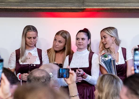 Klara Buehl FC Bayern Muenchen Women, 17 , Glodis Perla Viggosdottir FC Bayern Muenchen Women, 4 , Sarah Zadrazil FC Bayern Muenchen Women, 25 and Giulia Gwinn FC Bayern Muenchen Women, 7 on stage in the boardroom Reception and championship ceremony FC Bayern Muenchen men and women, football, Bundesliga, 2024 2025 season, 18 05 2025 Reception and championship ceremony FC Bayern Muenchen men and women, football, Bundesliga, 2024 2025 season, 18 05 2025 Muenchen Copyright: xEibner-Pressefoto FranzxFeinerx EP_HFR