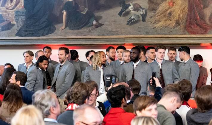 The mens team around Sacha Boey FC Bayern Muenchen, 23 and Dayot Upamecano FC Bayern Muenchen, 2 on stage in the meeting room Reception and championship ceremony FC Bayern Muenchen men and women, football, Bundesliga, 2024 2025 season, 18 05 2025 Reception and championship ceremony FC Bayern Muenchen men and women, football, Bundesliga, 2024 2025 season, 18 05 2025 Muenchen Copyright: xEibner-Pressefoto FranzxFeinerx EP_HFR