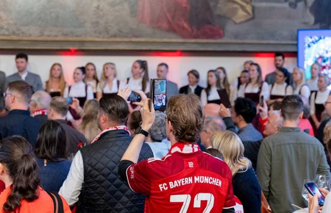 A fan films the whole scene on stage in the meeting room Reception and championship ceremony FC Bayern Muenchen men and women, football, Bundesliga, 2024 2025 season, 18 05 2025 Reception and championship ceremony FC Bayern Muenchen men and women, football, Bundesliga, 2024 2025 season, 18 05 2025 Muenchen Copyright: xEibner-Pressefoto FranzxFeinerx EP_HFR