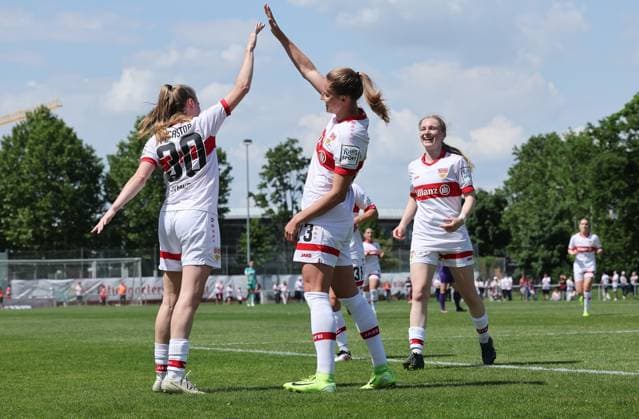 Stuttgart , Soccer Regionalliga Süd , VfB Stuttgart Women vs TSV Schwaben Augsburg , from left Joy Castor Julia Glaser VfB
