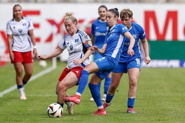 from left Sarah Stöckmann Hamburger SV, 22 and Virag Nagy SV Meppen, 22 in a duel, dynamic, action, action, game scene, THE DFB REGULATIONS PROHIBIT ANY USE OF PHOTOGRAPHS AS IMAGE SEQUENCES AND OR QUASI VIDEO , 18 05 2025, Meppen Germany , Football, 2 Womens Bundesliga, SV Meppen Hamburger SV xobx