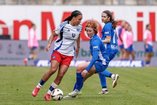 from left Lisa Baum Hamburger SV, 11 and Lena Göppel SV Meppen, 5 in a duel, dynamic, action, action, game scene, THE DFB REGULATIONS PROHIBIT ANY USE OF PHOTOGRAPHS AS IMAGE SEQUENCES AND OR QUASI VIDEO , 18 05 2025, Meppen Germany , Football, 2 Womens Bundesliga, SV Meppen Hamburger SV xobx