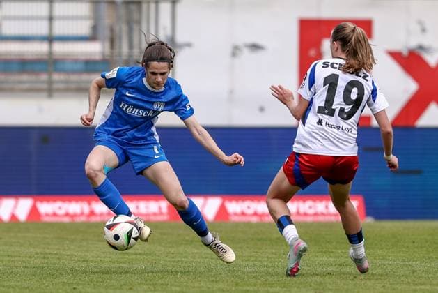 from left Marie Bleil SV Meppen, 7 and Victoria Schulz Hamburger SV, 19 in duel, duel, dynamics, action, action scene, THE DFB REGULATIONS PROHIBIT ANY USE OF PHOTOGRAPHS AS IMAGE SEQUENCES AND OR QUASI VIDEO , 18 05 2025, Meppen Germany , Football, 2 Womens Bundesliga, SV Meppen Hamburger SV xobx
