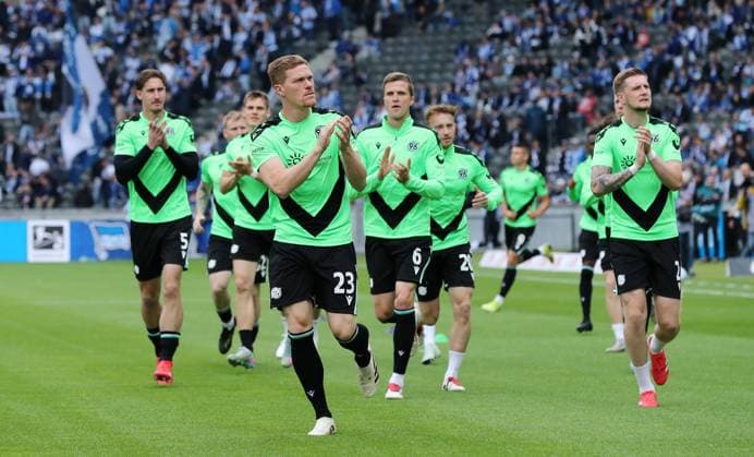 Marcel Halstenberg, Hannover welcome the fans Sport Football Soccer DFL 2 Bundesliga Men 34 Matchday Season 2024 2025 18 05 2025 Hertha BSC Berlin vs Hannover 96 DFL regulations prohibit any use of photographs as image sequences and or quasi video