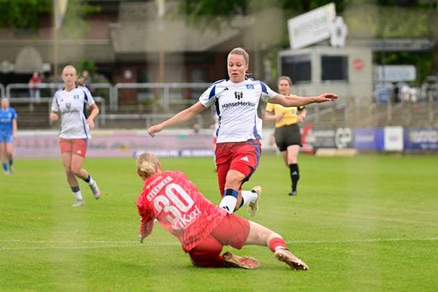 Soccer I Women I Season 2024 2025 I 2 Bundesliga I 26 Matchday I SV Meppen Hamburger SV I 18 05 2025 Christin Meyer 16, Hamburger SV behind Carla Mia Steenken 30, SV Meppen 1912 e V Meppen Hänsch Arena Lower Saxony Germany Copyright: xLobeca FelixxSchlikisx