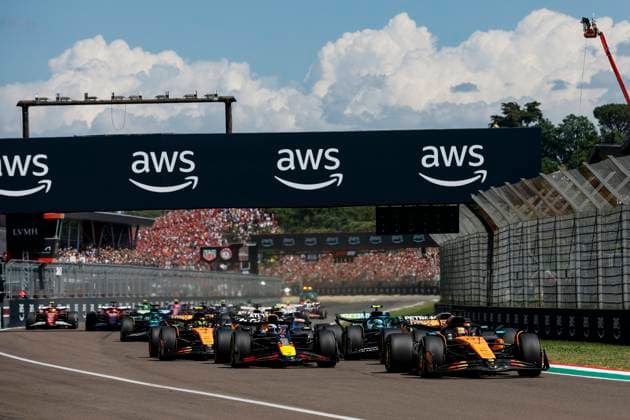 F1 - EMILIA ROMAGNA GRAND PRIX 2025 start of the race, depart, 81 PIASTRI Oscar (aus), McLaren F1 Team MCL39, action 01 VERSTAPPEN Max (nld), Red Bull Racing RB21, action 63 RUSSELL George (gbr), Mercedes AMG F1 Team W16, action 04 NORRIS Lando (gbr), McLaren F1 Team MCL39, action during the Formula 1 AWS Gran Premio del Made in Italy e Dell™Emilia-Romagna 2025, Emilia Romagna Grand Prix 2025, 7th round of the 2025 FIA Formula One World Championship, WM, Weltmeisterschaft from May 16 to 18, 2025 on the Autodromo Internazionale Enzo e Dino Ferrari, in Imola, Italy - ImolaItaly Copyright: xJavierxJimenezx